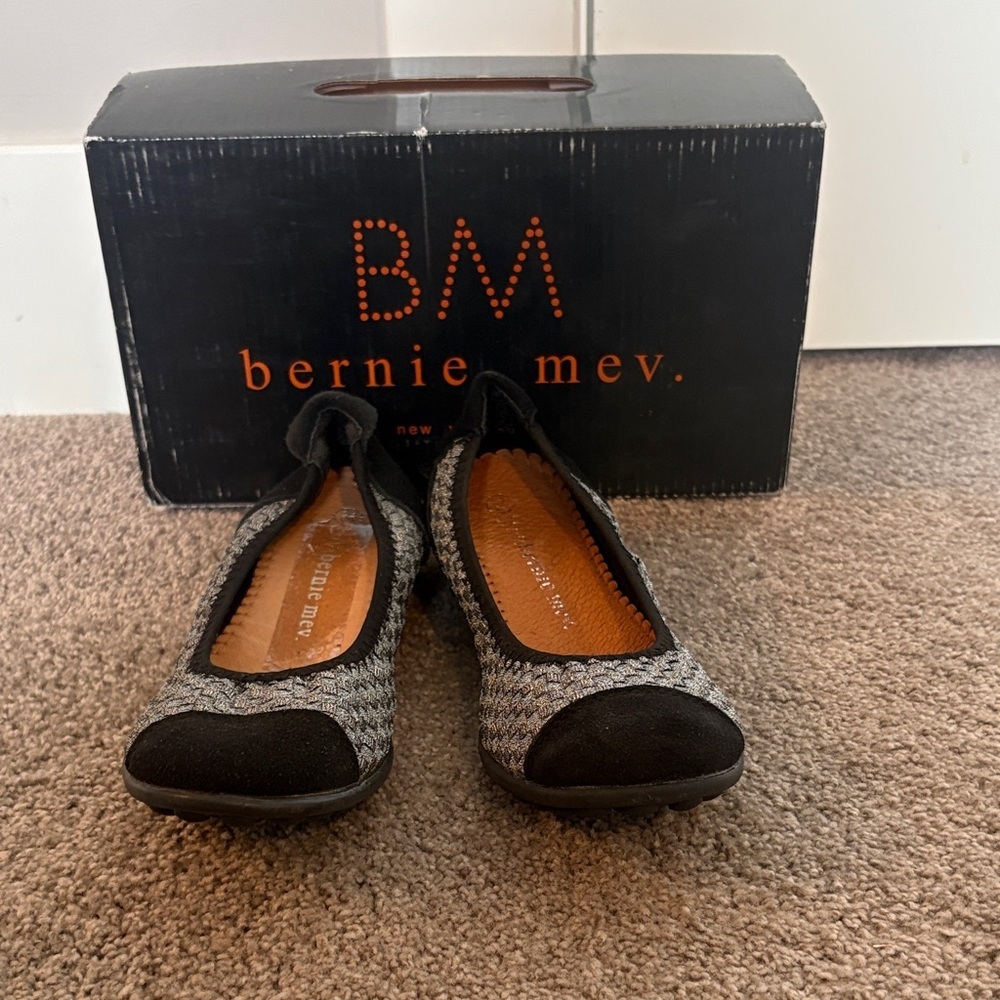 bernie mev. Women's Black and Pewter Bella Me ballet flats. NIB.